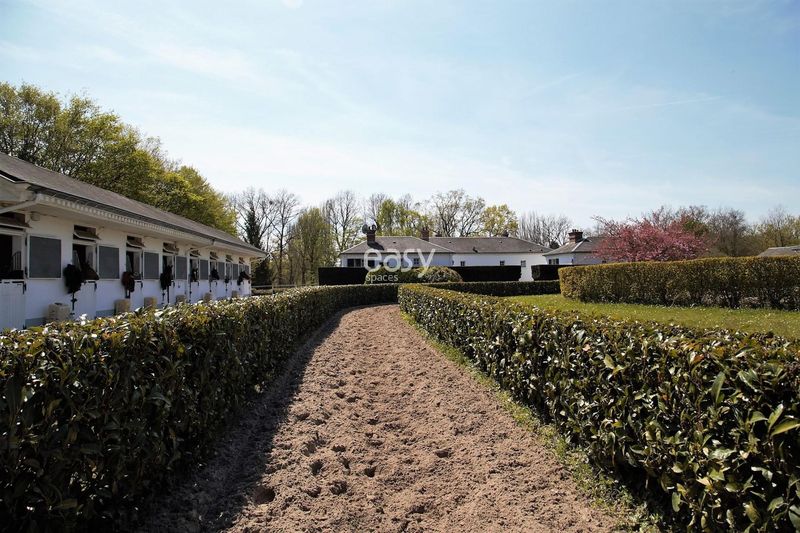 ranch available for rent near Paris for film shooting purposes